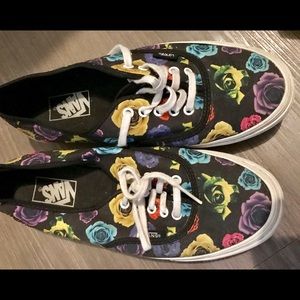 Rare Off the Wall Vans with Roses🌹